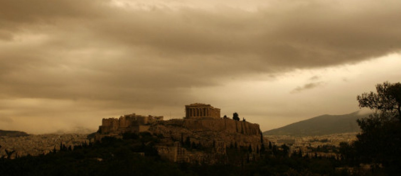 «Μουντή» η Αθήνα λόγω αφρικανικής σκόνης και αποπνικτικής ζέστης (φωτό)